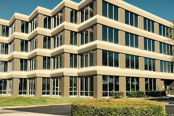 A commercial building with many windows in Jensen Beach